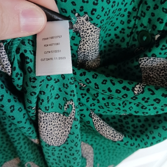 Torrid Green V-Neck Sleeveless Blouse - Picture 8 of 9